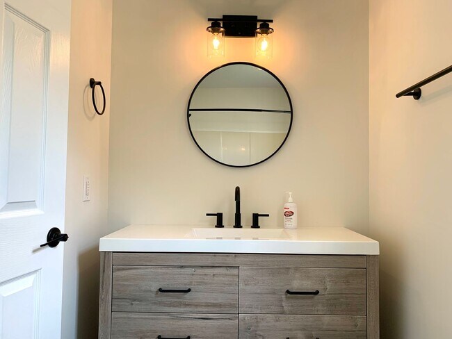 Building Photo - 157 Monarch Ln