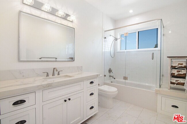 Building Photo - 2947 Kelton Ave