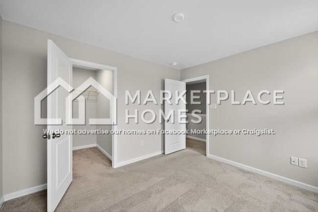 Building Photo - 807 Sun Vly Wy