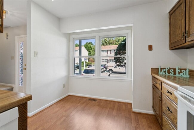 Building Photo - Bright 2 Bedroom Townhome in Williamsburg VA with Finished Lower Level & Private Balcony