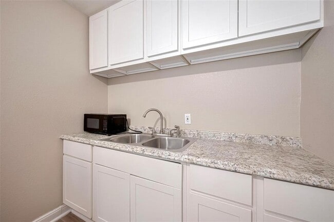 Building Photo - 5118 Plum Dr