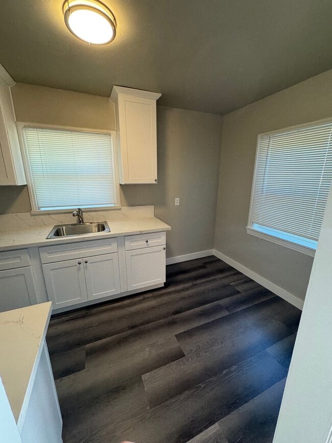 Building Photo - BEAUTIFUL UPDATED DUPLEX 2 BED & ONE BATH!