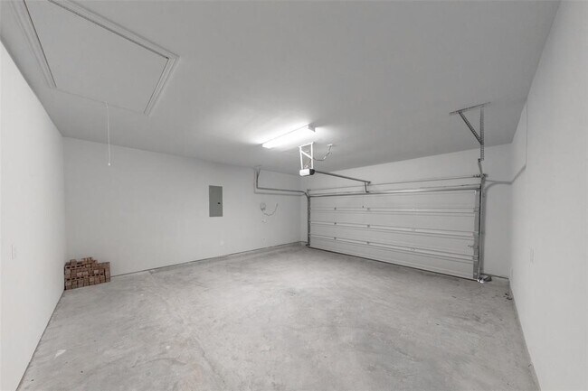 Building Photo - 10611 Menelaws Trl