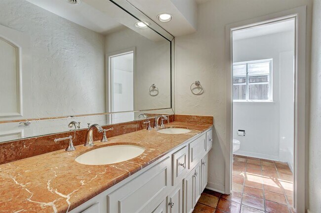 Building Photo - 6139 Chevy Chase Dr