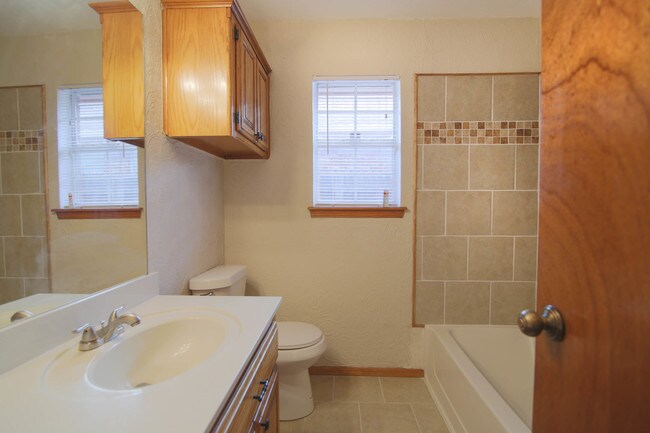 Building Photo - 6000 SE 86th St