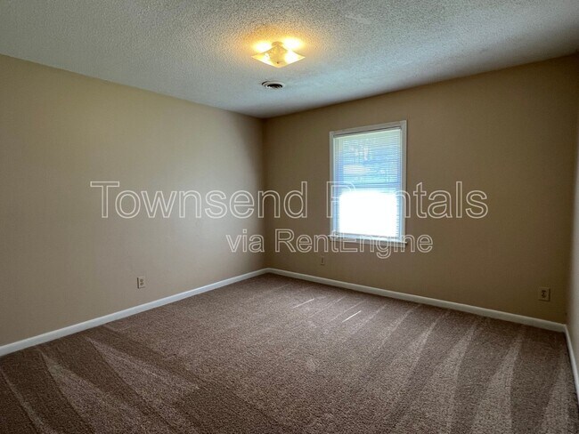 Building Photo - 5675 Livingston Dr