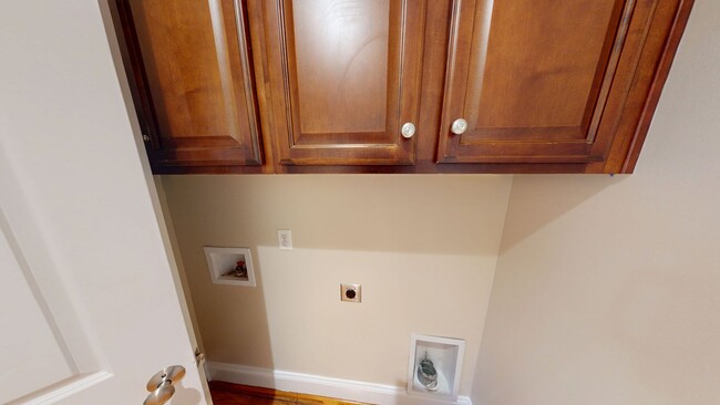 Building Photo - Large 5 Bedroom with Large Fenced in Back ...