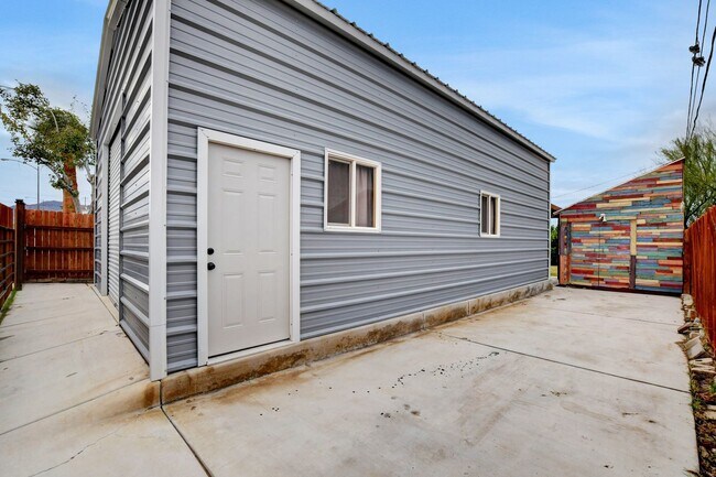 Building Photo - UNIQUE SINGLE FAMILY HOME! - No HOA, Car Lift, RV Parking and Nice Backyard