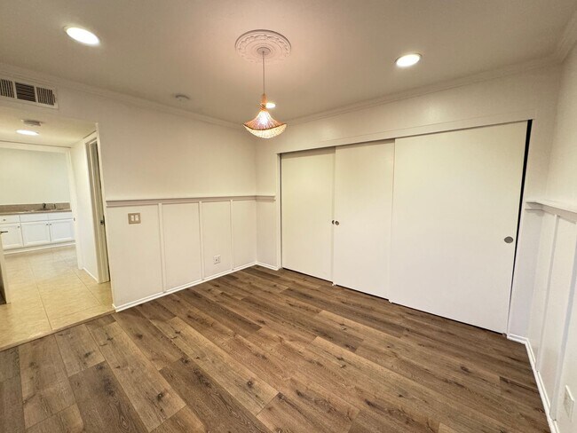 Building Photo - Stunning 5Bd/3.5Ba Home in Laguna Hills with a Pool and Elevator!