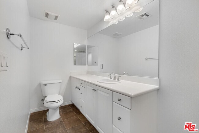 Building Photo - 6020 S Seabluff Dr
