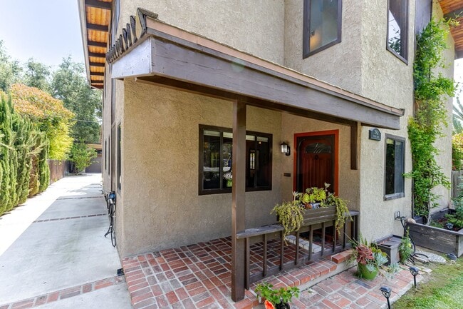 Building Photo - A Hidden Gem in Pasadena’s East End