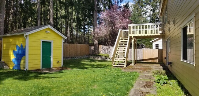 Building Photo - 4 bedroom plus den, living room and family room. North Thurston School Disctrict.