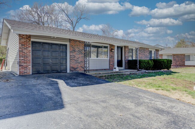 Building Photo - Renovated Pet Friendly House
