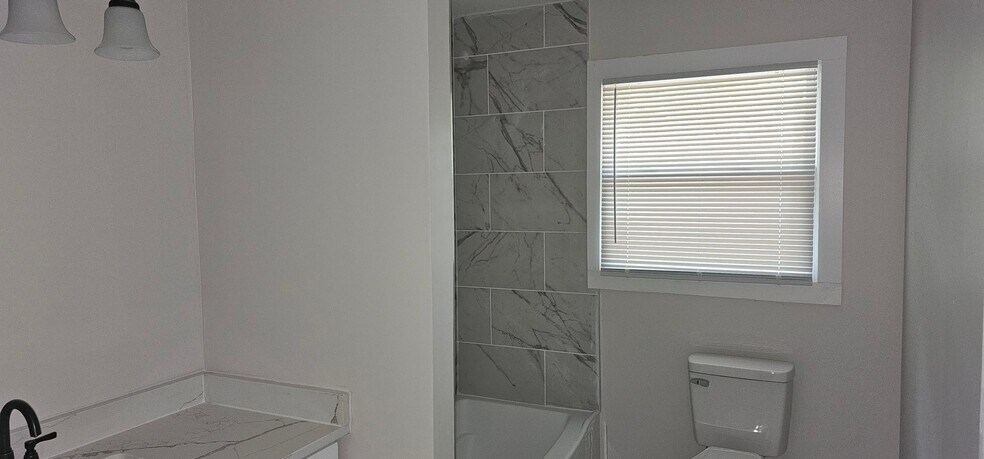 Building Photo - 26 Erskine Ln