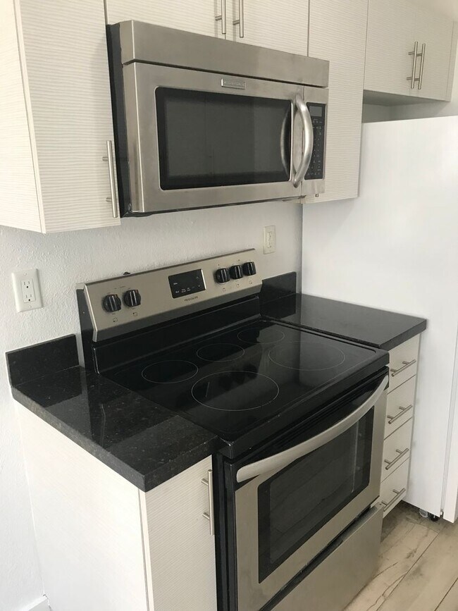 Building Photo - LARGE Studio in South Beach