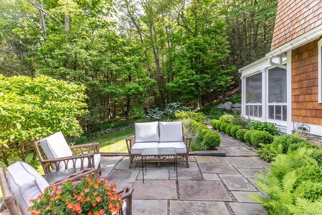 Building Photo - 1 W Woods Rd