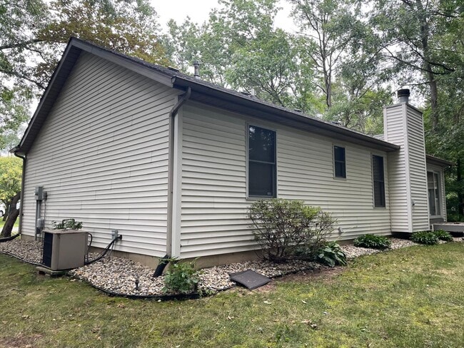 Building Photo - 1221 Alex Way