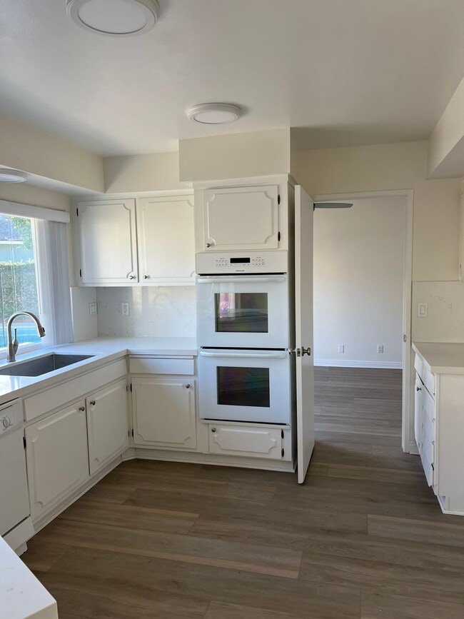 Building Photo - Moffett tract 5 bedroom home with pool in cul-de-sac