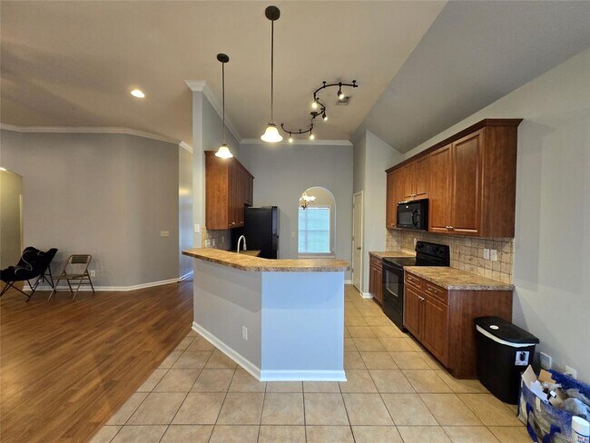 Building Photo - 1032 E Poplar St