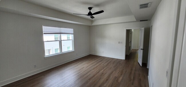 Building Photo - 2027 Peel Ave