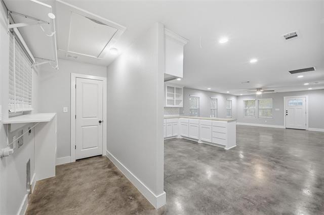 Building Photo - 607 E Day St