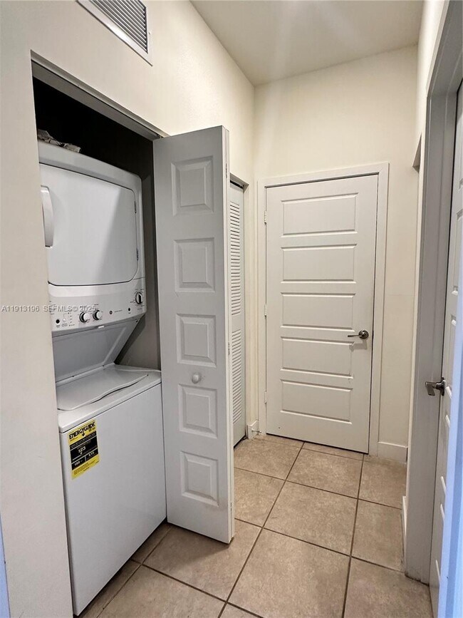 Building Photo - 7925 NW 104th Ave