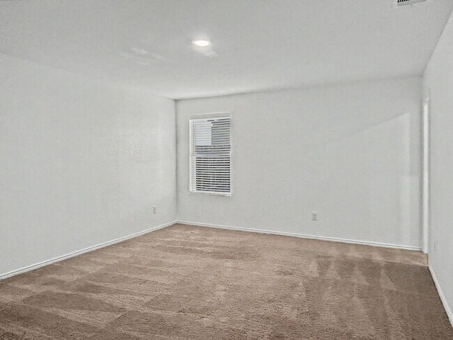 Building Photo - Comfortable 3-Bedroom/2-Bath in Growing Far Northwest