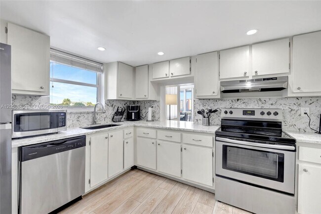 Building Photo - 3015 N Ocean Blvd