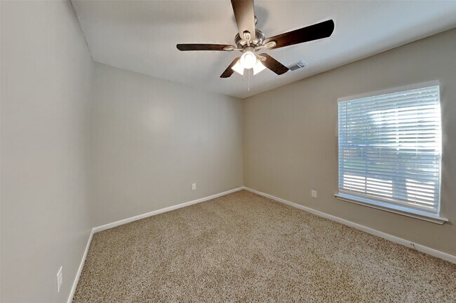 Building Photo - 3911 Spring River Dr