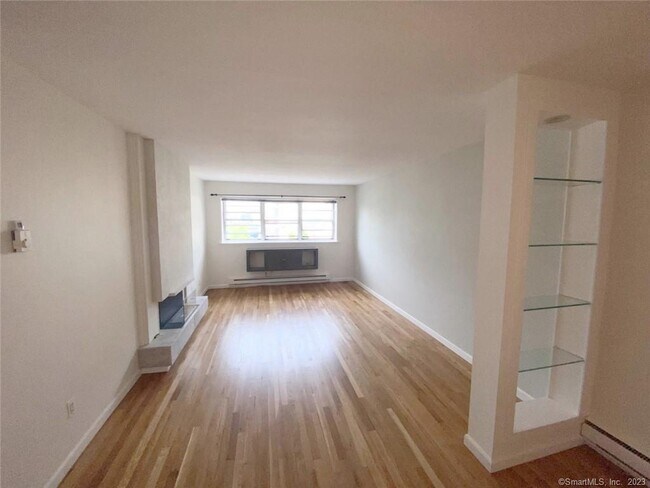 Building Photo - 637 Cove Rd