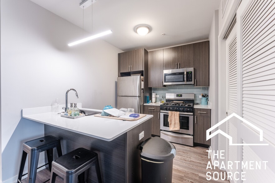 Building Photo - 301 W North Ave