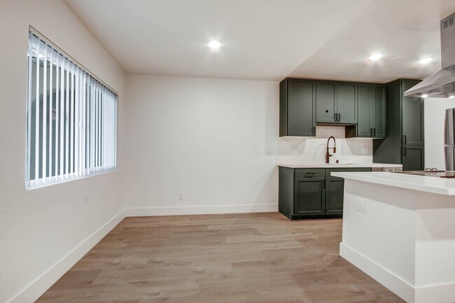 Primary Photo - 1333 N Martel
