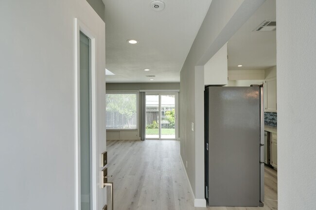 Building Photo - 405 S Fernwood Cir