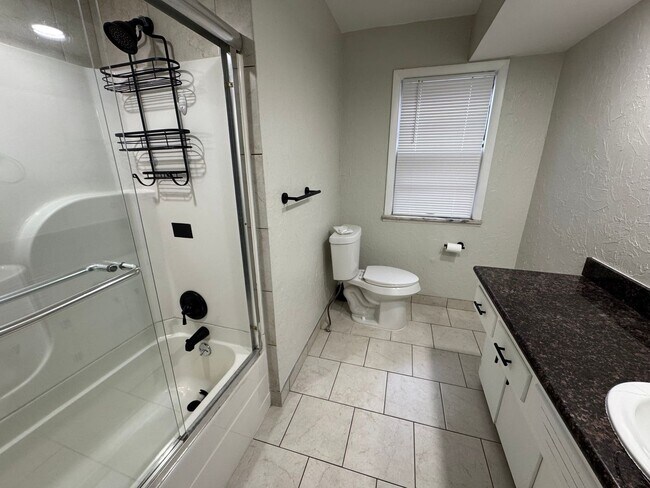 Building Photo - Charming 3BR Ground Floor Unit in South Euclid
