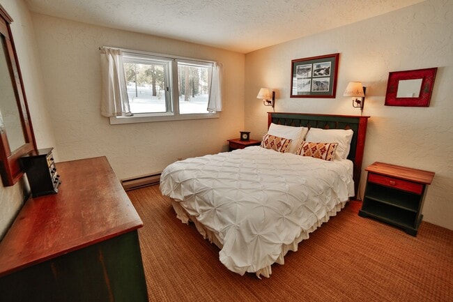 Building Photo - Cabin on Peak 7! 2bed plus loft!  Hot tub!