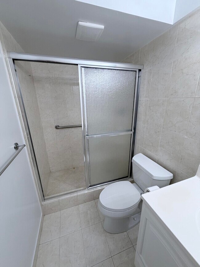 Building Photo - 1000 NE 14th Ave