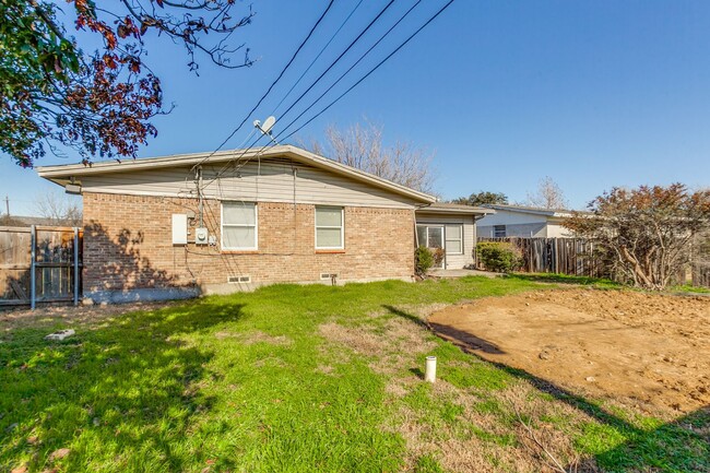 Building Photo - Spacious 4 Bed 2 Bath Home with Stainless Steel Appliacnes