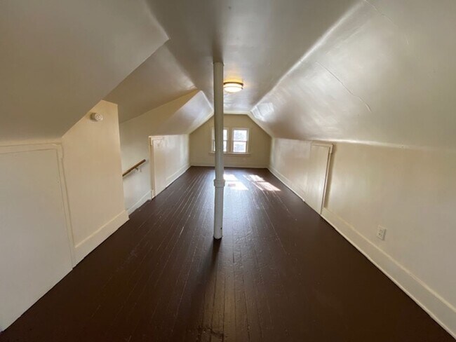 Building Photo - Classic 3-Bed Home with Covered Porch & Off-Street Parking