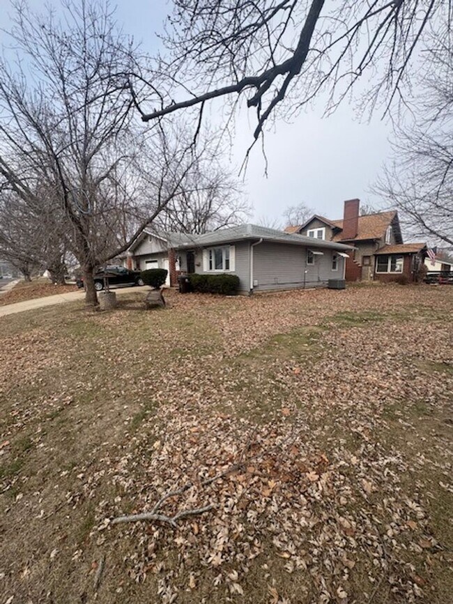 Building Photo - 737-737 E Gift Ave