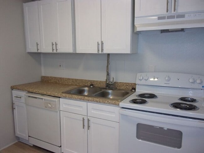 Building Photo - 2 Bedroom 1 Bath Townhome Minutes to Uptow...