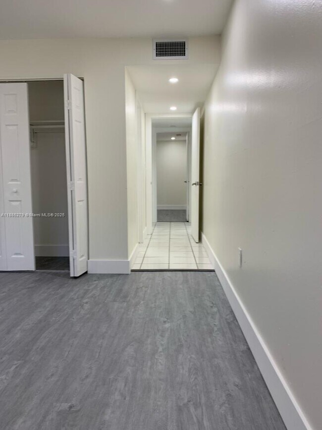 Building Photo - 1555 W 44th Pl