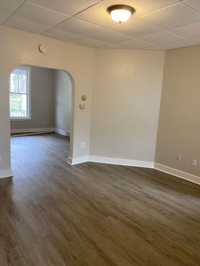 Building Photo - 2 Bedroom + Den, Updated Row House with Of...