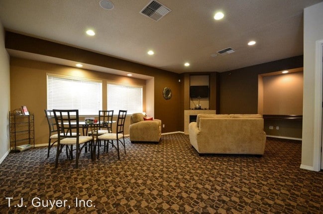 Building Photo - 318 SW 15th Ave