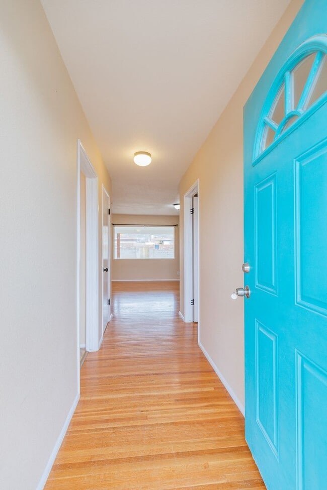 Building Photo - Bright & Inviting 3 Bed 1 Bath Home - Featuring Large Backyard!