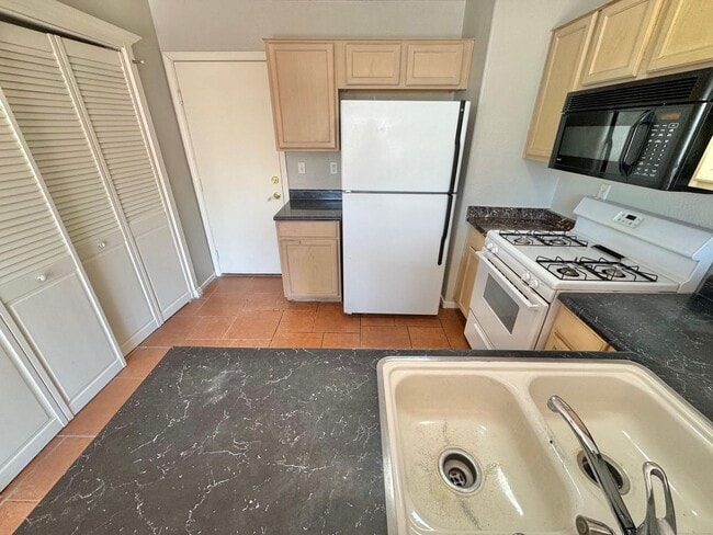 Building Photo - THIS IS A CHARMING TWO-STORY NORTH LAS VEG...