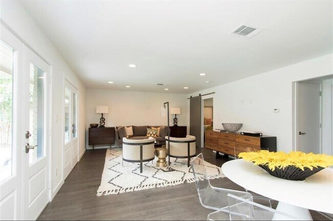 Building Photo - 1410 Hyde Park Blvd