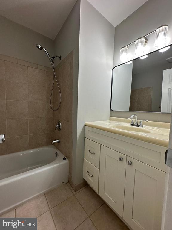 Building Photo - 10152 Village Knolls Ct