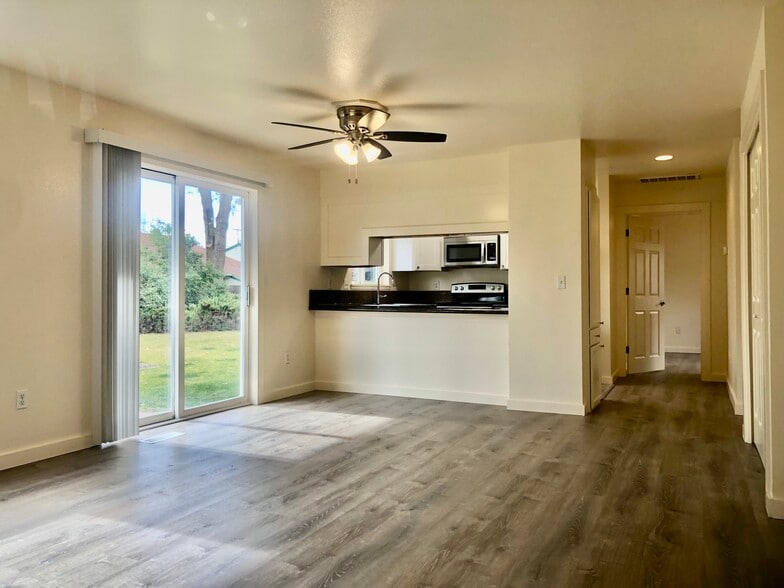 Building Photo - 550 Van Wey Cir