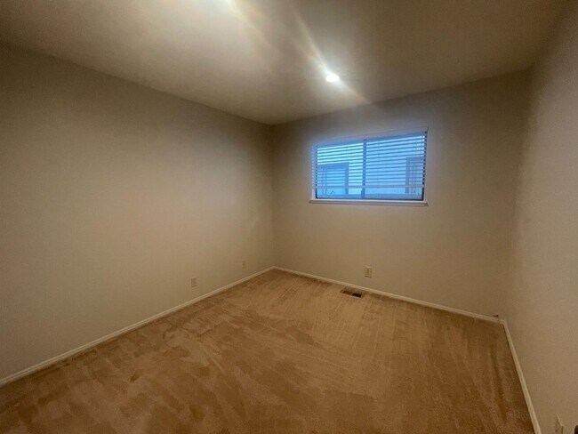 Building Photo - 10281 Parlett Pl