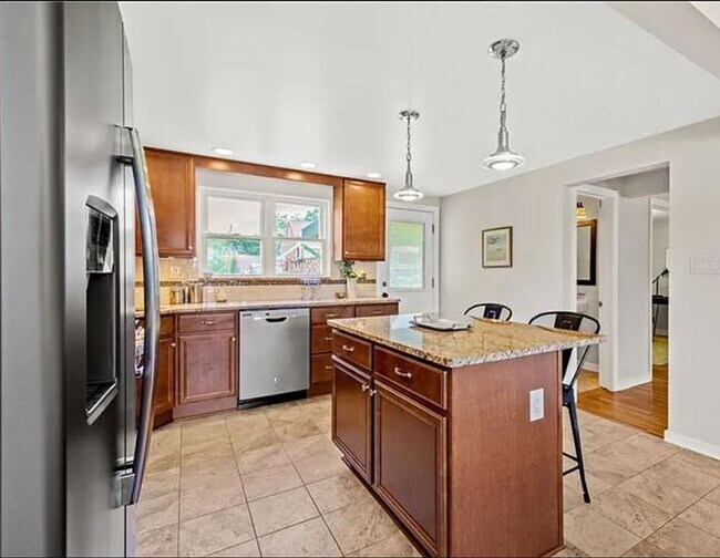 Building Photo - BEAUTIFUL HAVEN!  MOVE-IN READY 3 BEDROOM,...